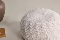 Beistellhocker Avio – Runder Hocker in Strickoptik Offwhite (Ø 45 cm)