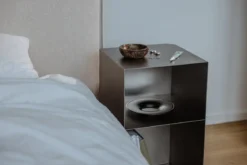 Beistelltisch/Nachttisch RAW C – Edelstahl-Kubus mit integriertem Regal