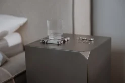 Beistelltisch/Nachttisch RAW C – Edelstahl-Kubus mit integriertem Regal