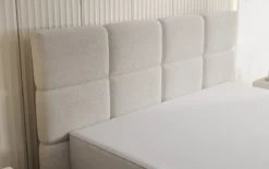 Boxspringbett Nessa mit hohen Füßen in Teddy Bouclé