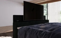 Boxspringbett Sejour mit TV Lift, RGB und Stauraum in Cord