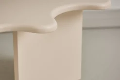 Couchtisch Calmera - in Beige mit einzigartiger Form
