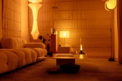 Couchtisch Cut – Minimalistisches Stahl-Design mit kreativer Öffnung