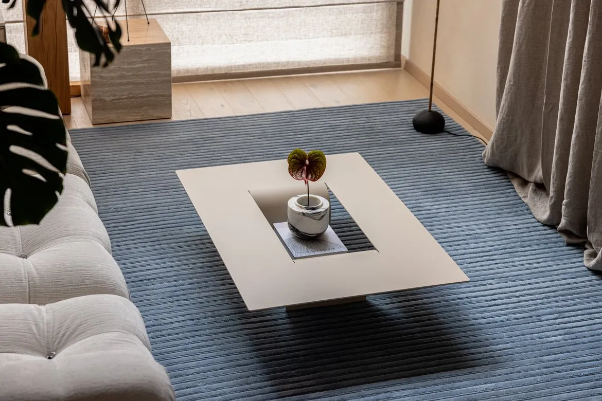 Couchtisch Cut – Minimalistisches Stahl-Design mit kreativer Öffnung