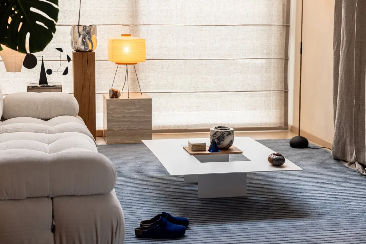 Couchtisch Cut – Minimalistisches Stahl-Design mit kreativer Öffnung