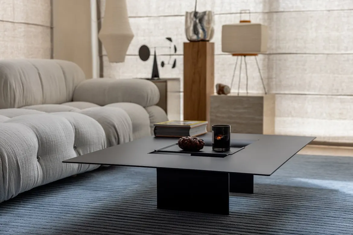 Couchtisch Cut – Minimalistisches Stahl-Design mit kreativer Öffnung