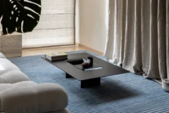 Couchtisch Cut – Minimalistisches Stahl-Design mit kreativer Öffnung