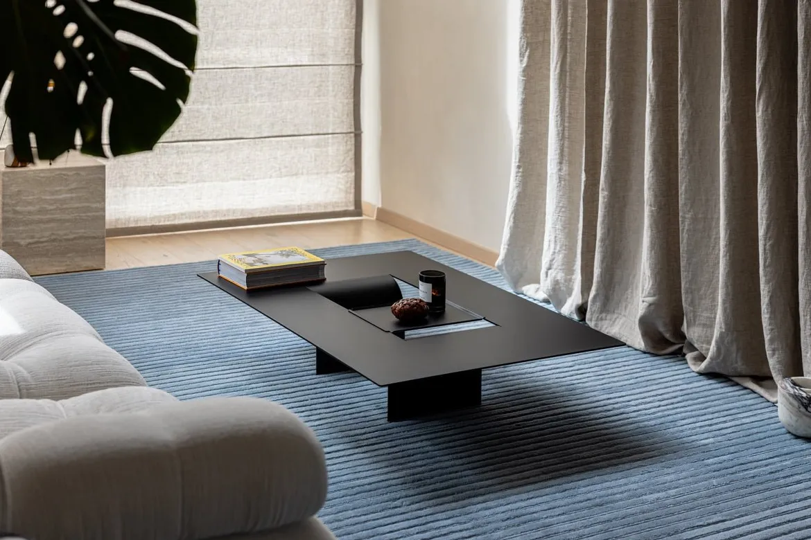 Couchtisch Cut – Minimalistisches Stahl-Design mit kreativer Öffnung