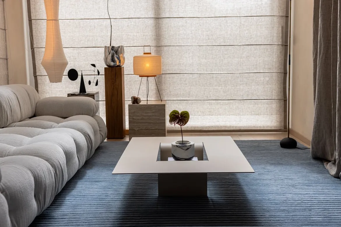 Couchtisch Cut – Minimalistisches Stahl-Design mit kreativer Öffnung