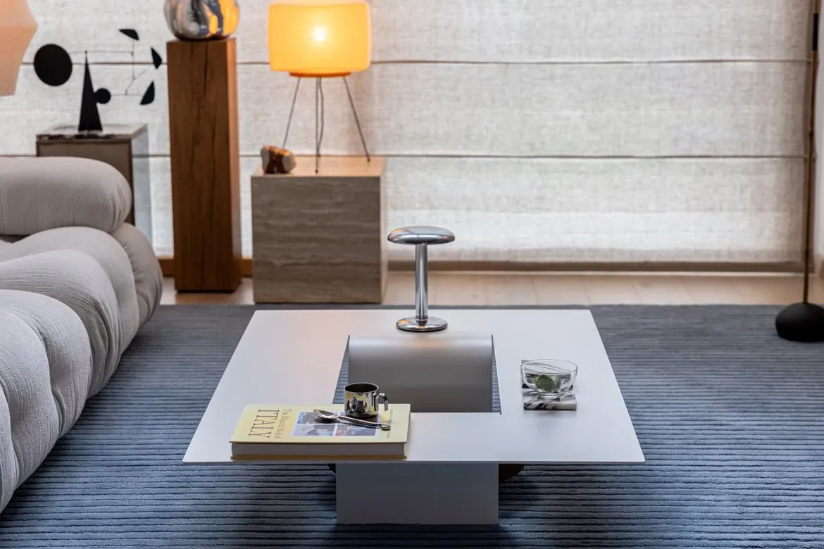 Couchtisch Cut – Minimalistisches Stahl-Design mit kreativer Öffnung
