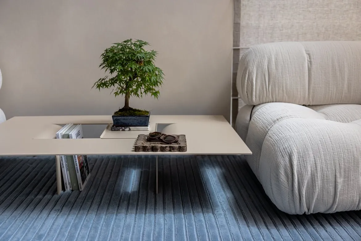 Couchtisch Cut – Minimalistisches Stahl-Design mit kreativer Öffnung