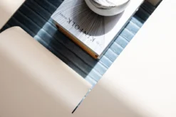 Couchtisch Cut – Minimalistisches Stahl-Design mit kreativer Öffnung