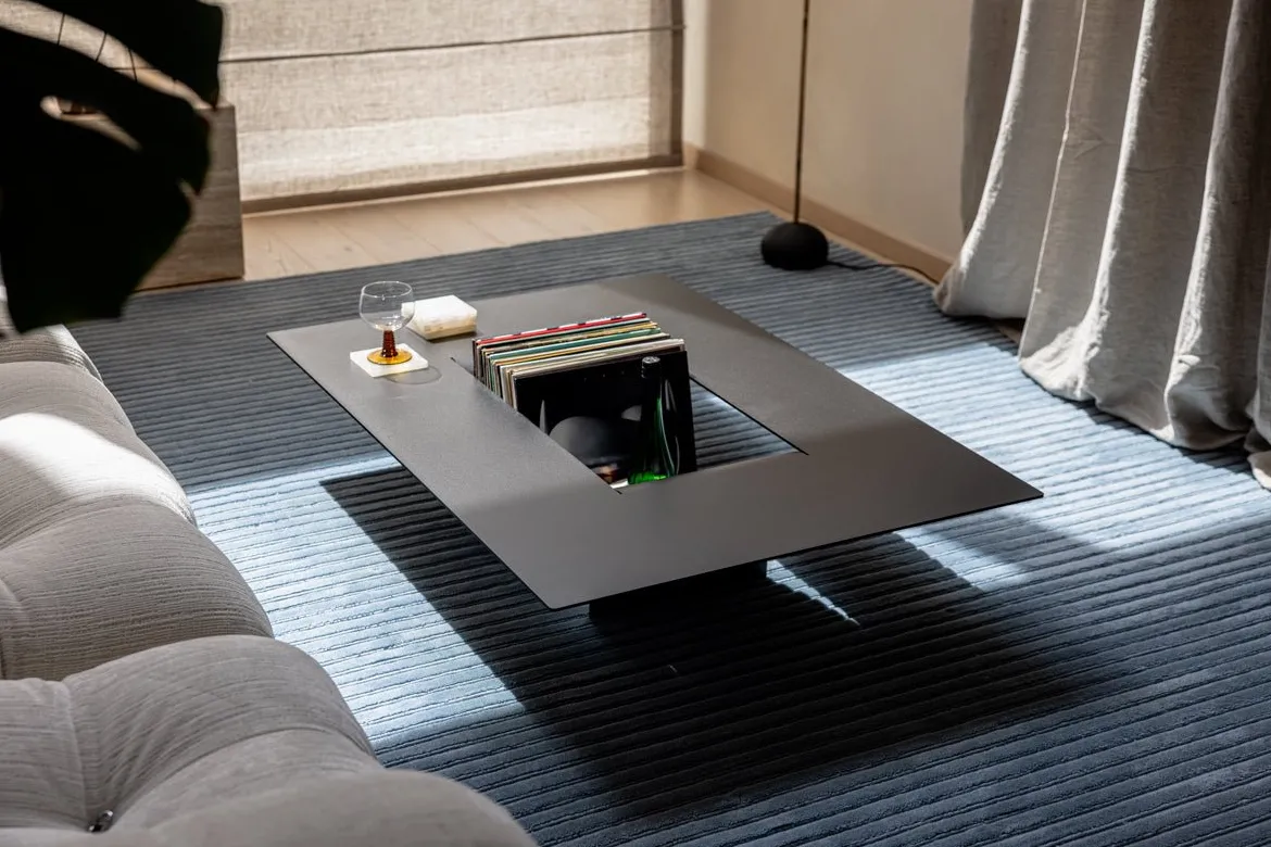 Couchtisch Cut – Minimalistisches Stahl-Design mit kreativer Öffnung