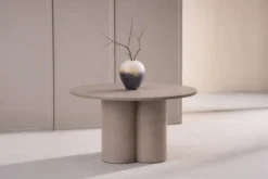 Couchtisch Hovela - in Braun mit skulpturalem Gestell