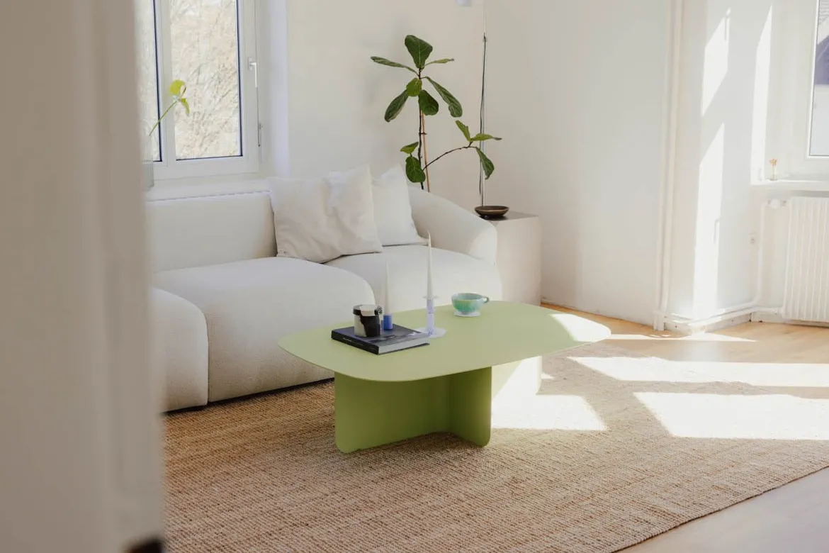 Couchtisch Livia – Japandi Design aus pulverbeschichtetem Blech