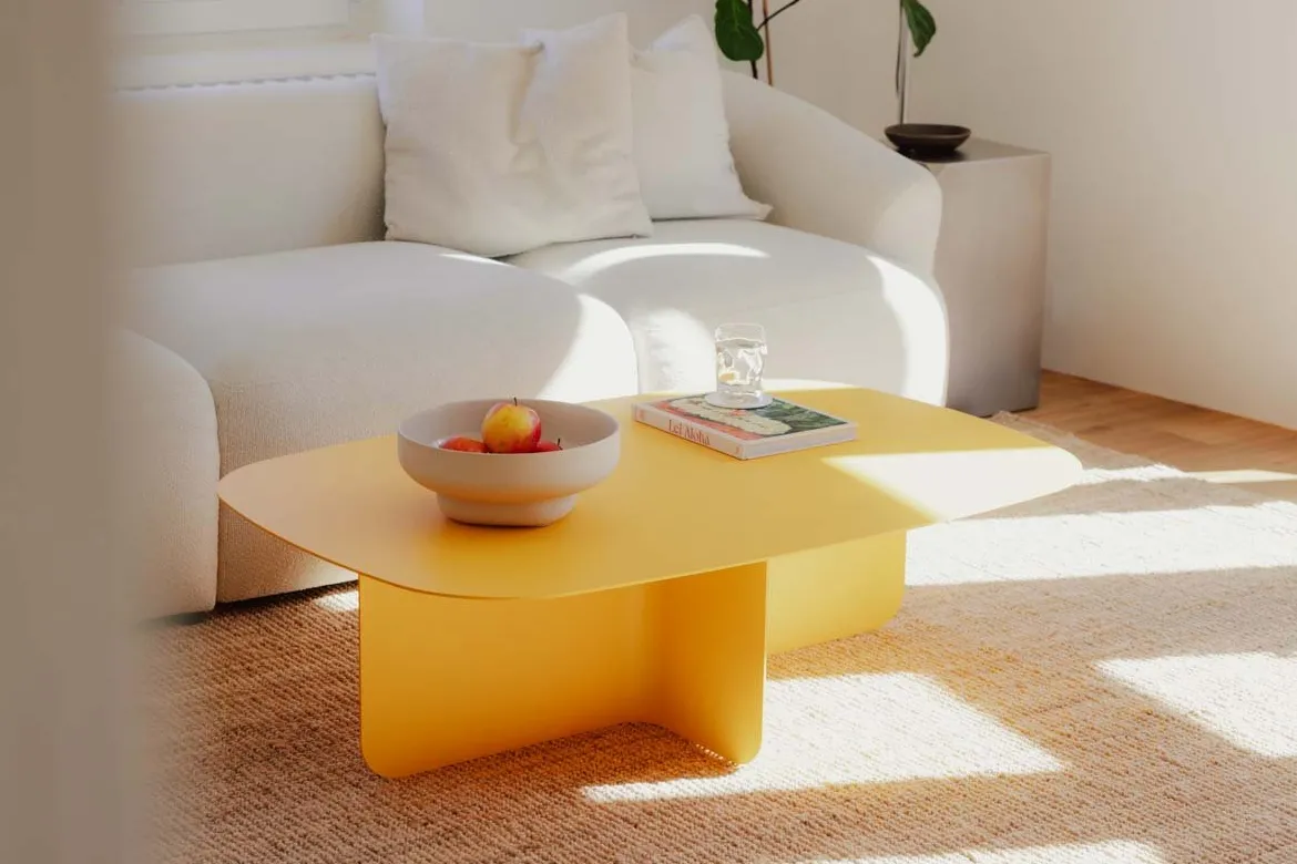 Couchtisch Livia – Japandi Design aus pulverbeschichtetem Blech