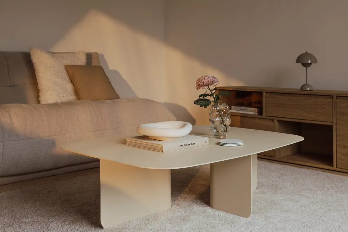 Couchtisch Livia – Japandi Design aus pulverbeschichtetem Blech