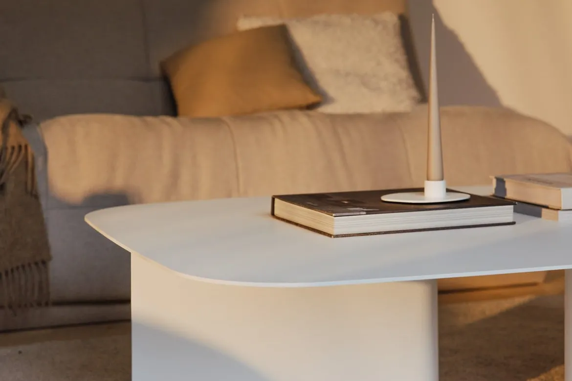 Couchtisch Livia – Japandi Design aus pulverbeschichtetem Blech