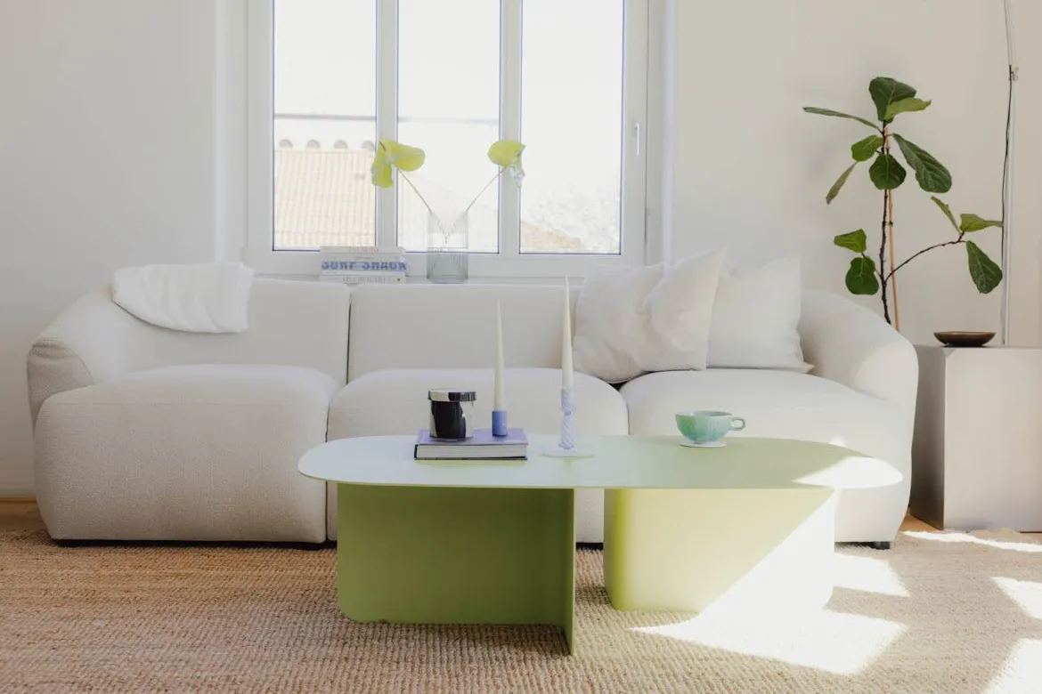 Couchtisch Livia – Japandi Design aus pulverbeschichtetem Blech