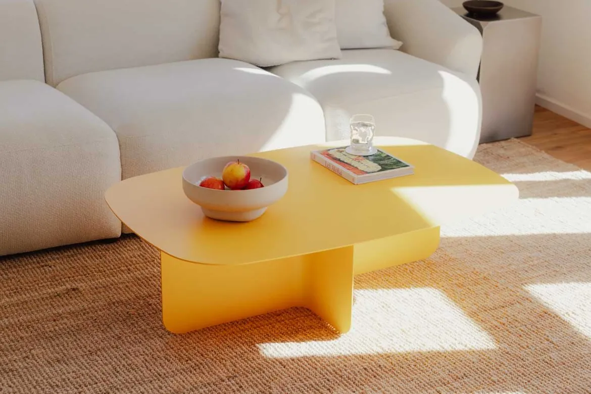 Couchtisch Livia – Japandi Design aus pulverbeschichtetem Blech