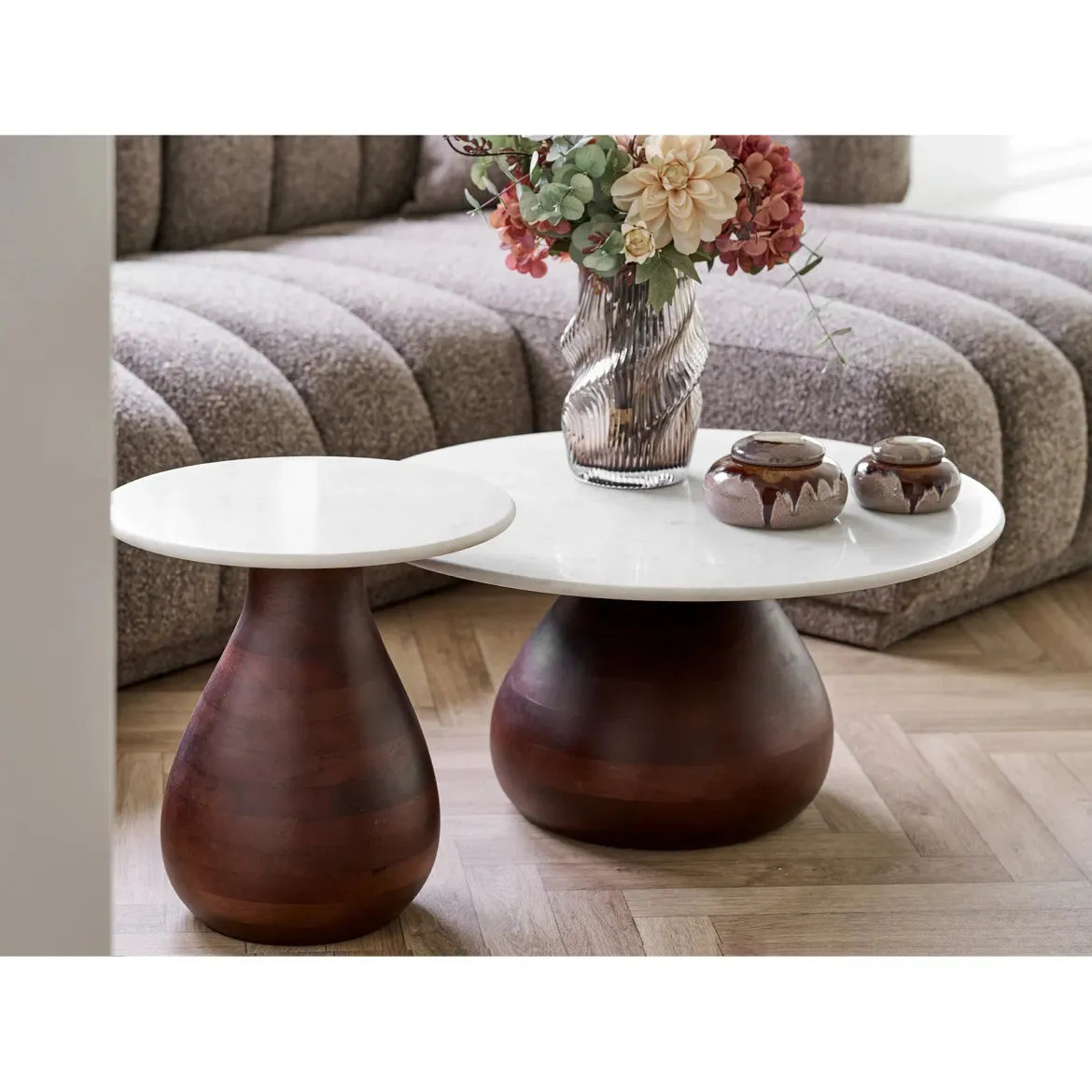 Couchtisch Marvella – mit Marmorplatte und bauchigem Mango-Holzfuß