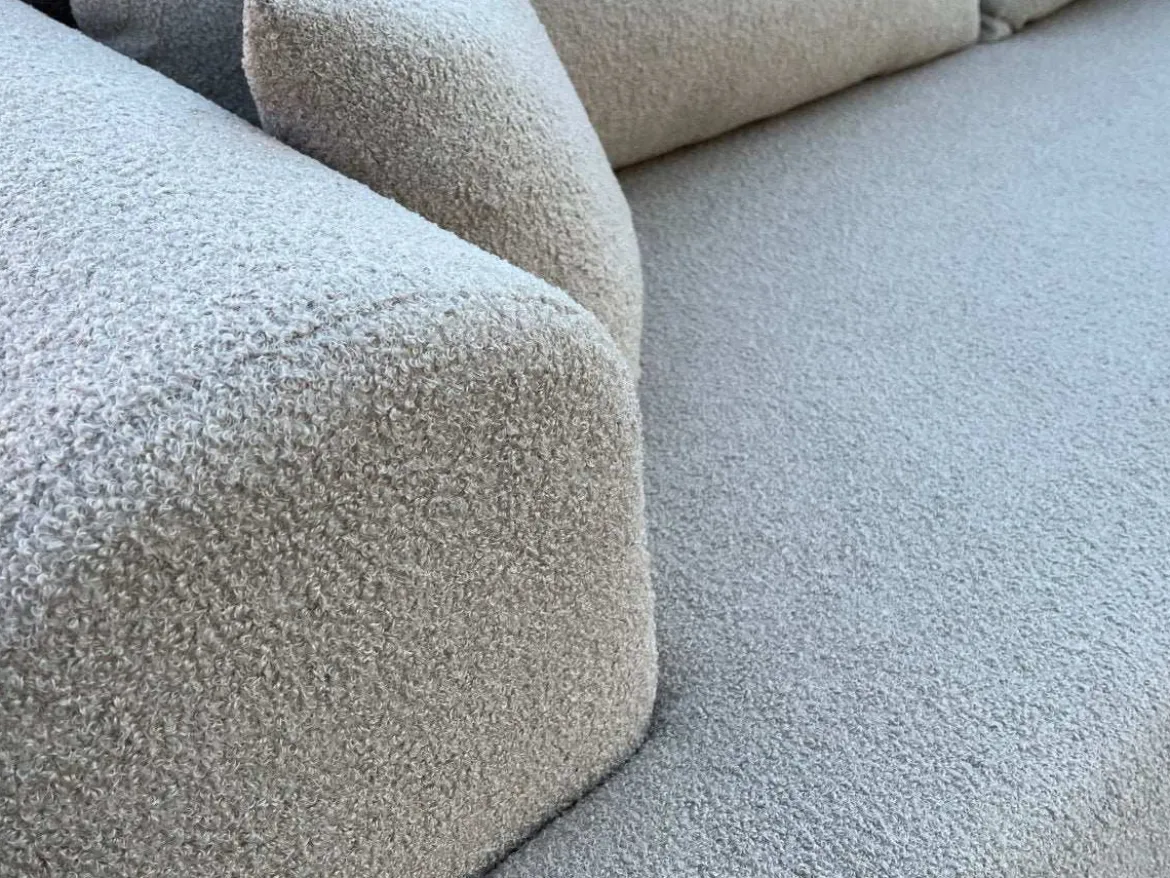 Designer Ecksofa Baron mit Schlaffunktion und Stauraum aus Boucle