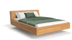 Designer Holzbett Arvelo aus massiver Eiche in Schwebeoptik und geneigtem Headboard