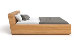 Designer Holzbett Calveno aus massiver Eiche mit Stauraum und geneigtem Headboard