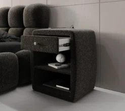 Designer Nachttisch Lilly mit USB Anschluss in Strukturstoff