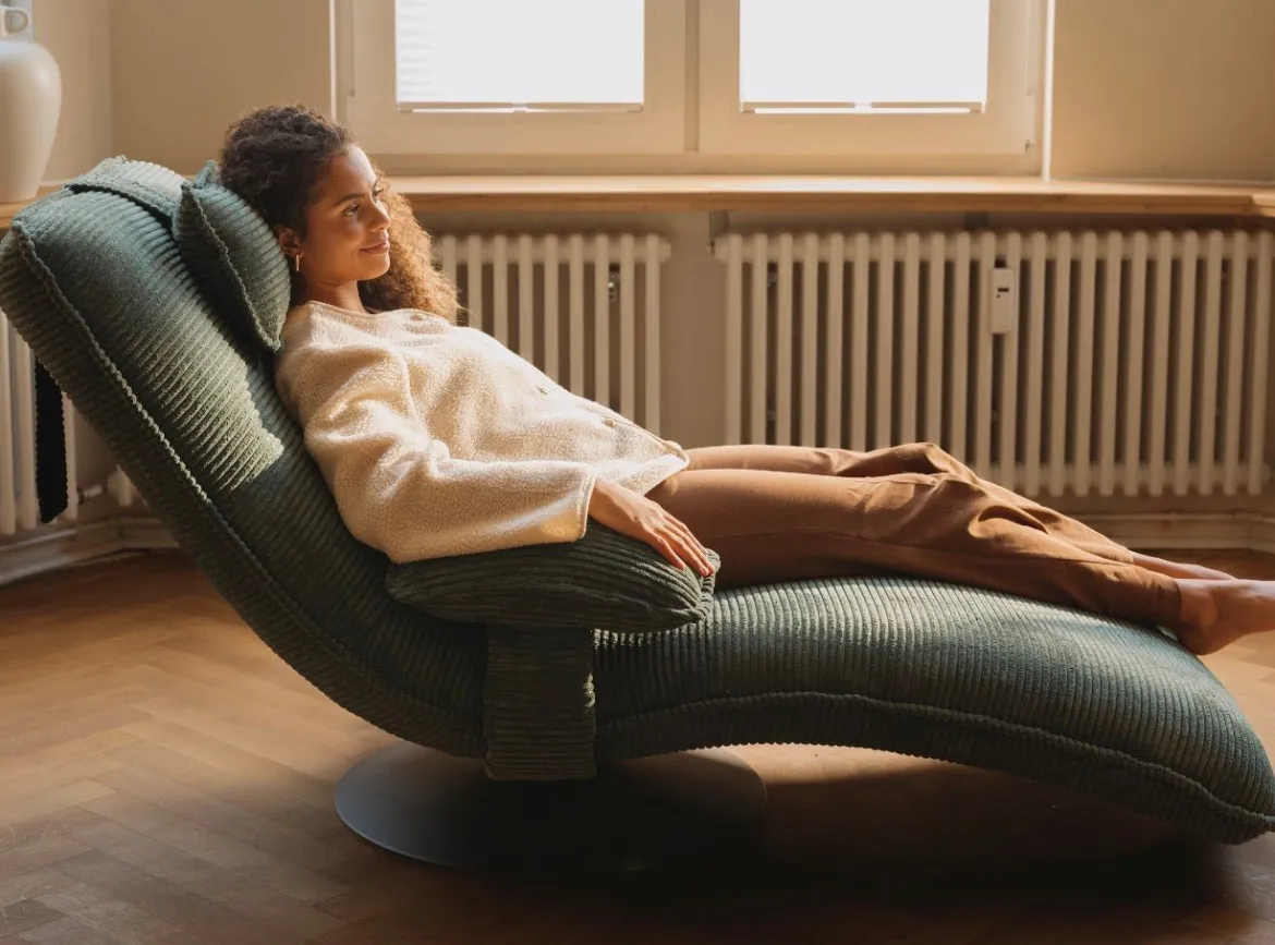 Designer Relax-Liege Velor Cord mit Drehfunktion und Beistelltisch