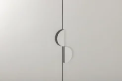 Designer Schrank Piring - in schlichtem Grau