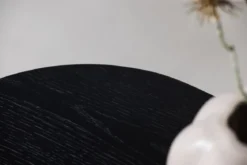 Designer TV-Lowboard Sundby – Schwarz in Eichenoptik mit Lamellenfront