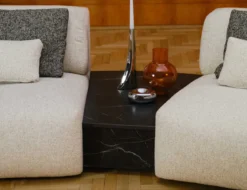 Designer Wohnlandschaft Calm mit Beistellhocker in Bouclé