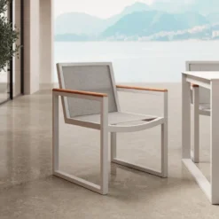 2er Set Vayla Gartenstuhl mit Armlehnen – Aluminium & Robinienholz | Aevora™ Kollektion