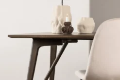 Esstisch Amara - verbindet modernes Design mit natürlicher Wärme