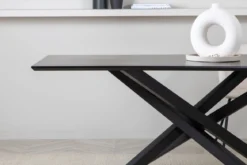 Esstisch Aoraki - mit moderner Eleganz und klarer Linienführung