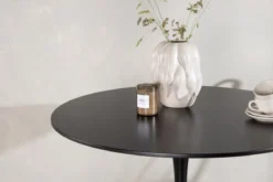 Esstisch Avelani - ein Esstisch, der Stil und Beständigkeit vereint