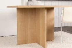 Esstisch Evania - vereint klassischen Charme mit modernem Design