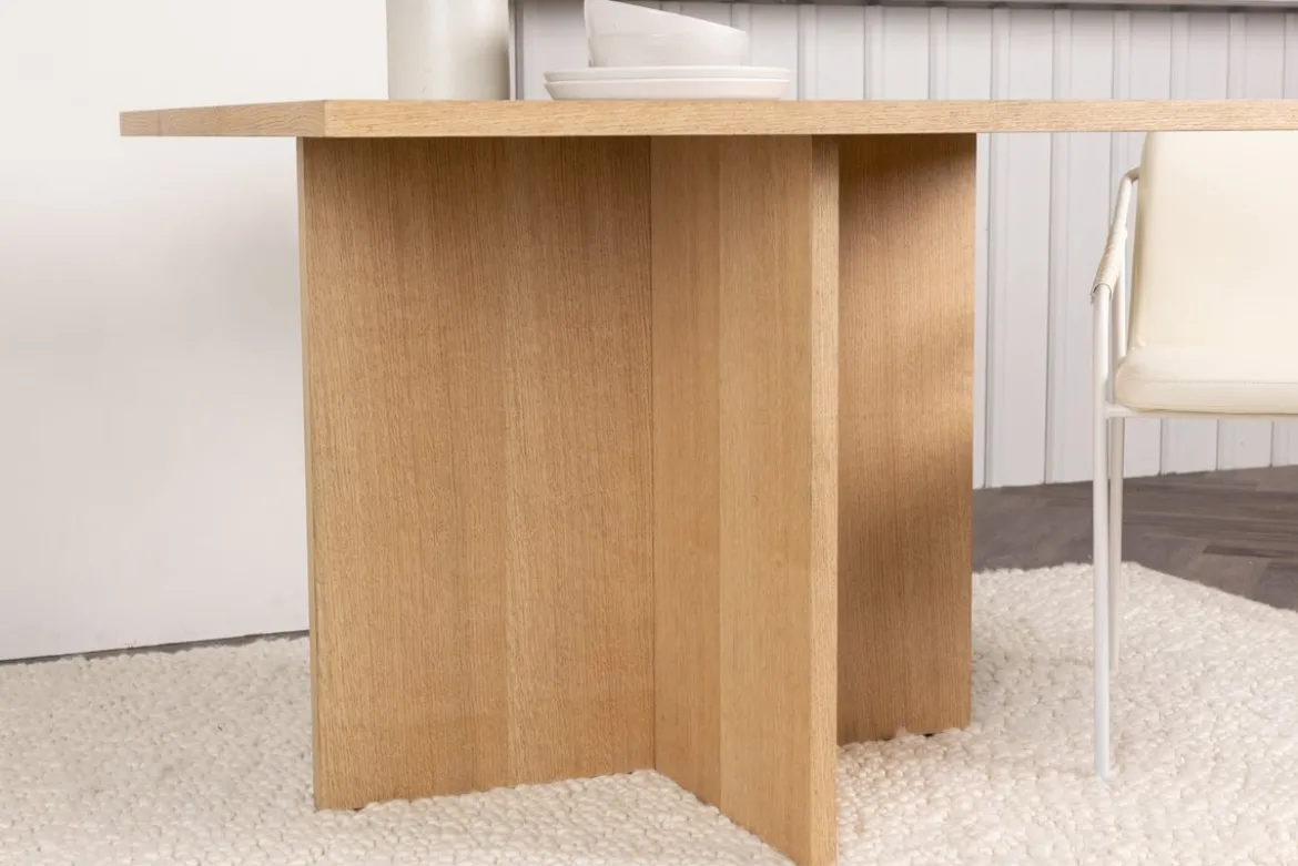 Esstisch Evania - vereint klassischen Charme mit modernem Design
