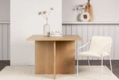 Esstisch Evania - vereint klassischen Charme mit modernem Design