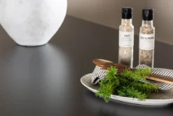 Esstisch Marlow - mit natürlicher Holzoptik und Stahlbeinen in Schwarz