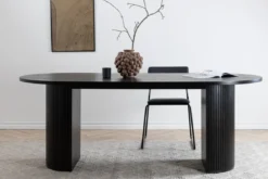 Esstisch Moani - mit robusten Gestell im gerippten Design