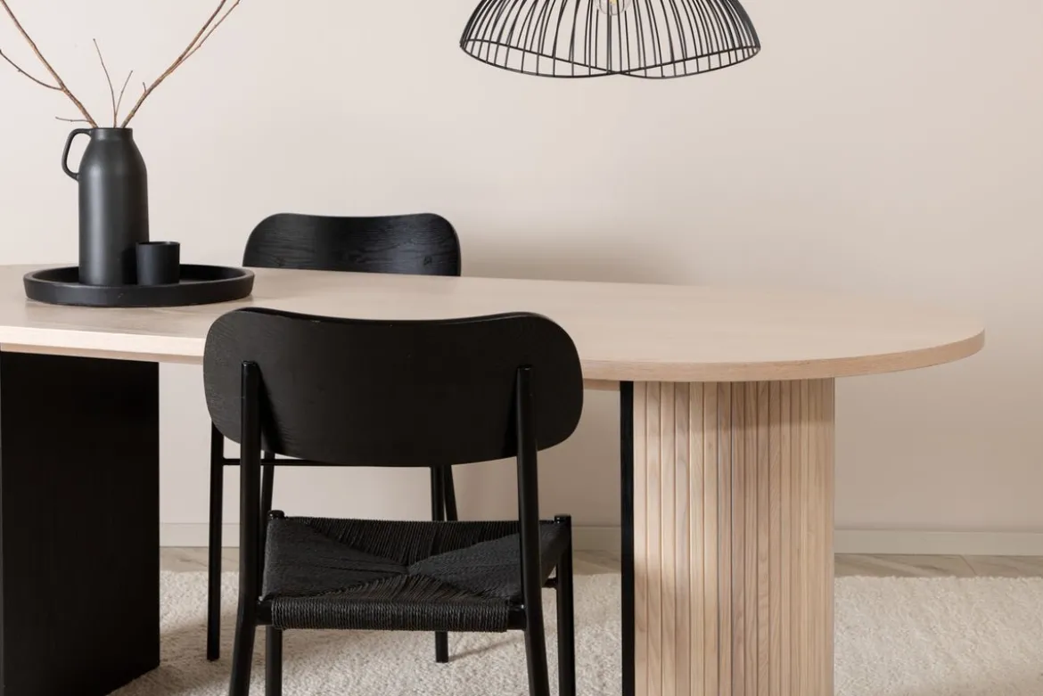 Esstisch Moani - mit robusten Gestell im gerippten Design