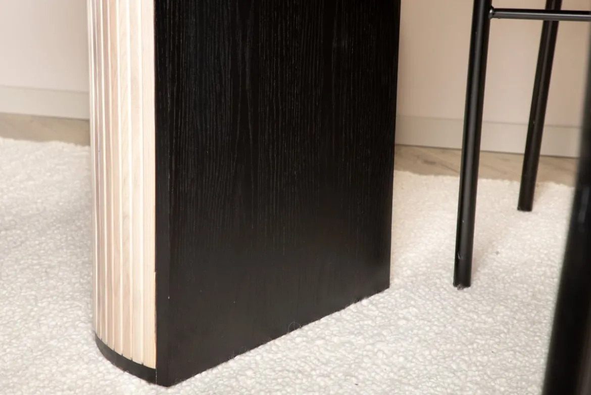 Esstisch Moani - mit robusten Gestell im gerippten Design
