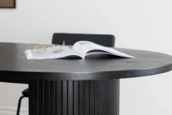 Esstisch Moani - mit robusten Gestell im gerippten Design