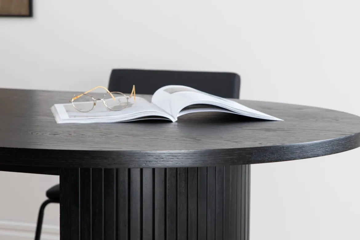 Esstisch Moani - mit robusten Gestell im gerippten Design