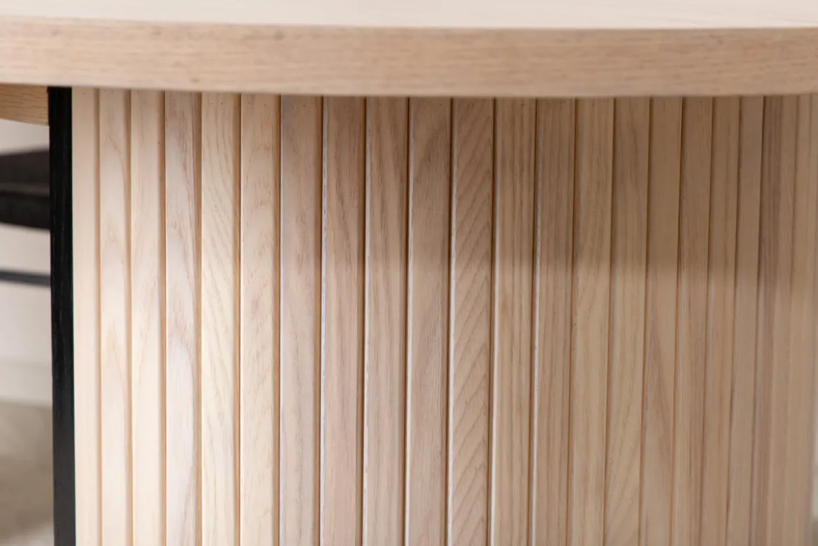 Esstisch Moani - mit robusten Gestell im gerippten Design