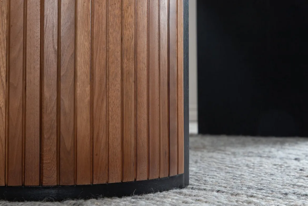 Esstisch Moani - mit robusten Gestell im gerippten Design