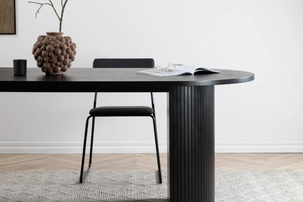 Esstisch Moani - mit robusten Gestell im gerippten Design