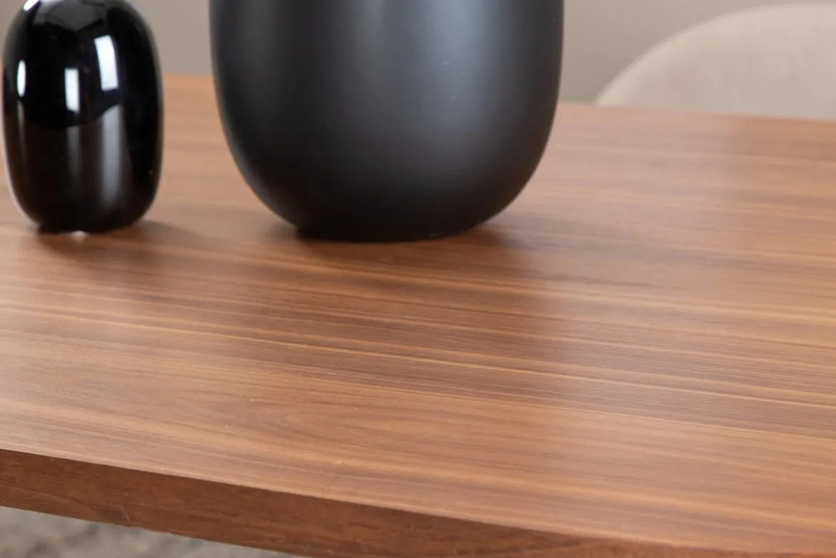 Esstisch Moani - mit robusten Gestell im gerippten Design